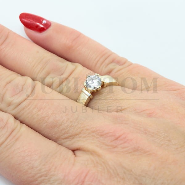 Pierscionek z cyrkonią Swarovski