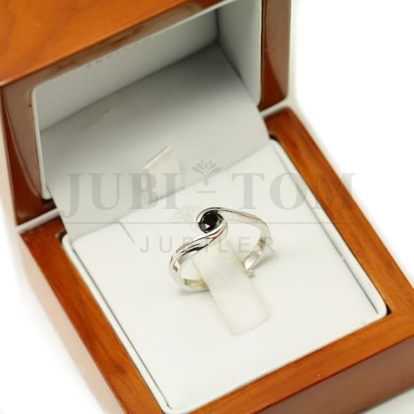 Pierścionek z białego złota z czarnym diamentem