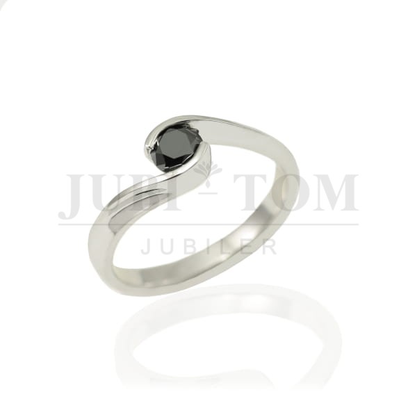 Pierścionek z białego złota z czarnym diamentem