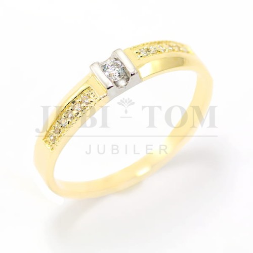 Pierścionek z cyrkonią Swarovski oprawiona w kwadrat i po bokach