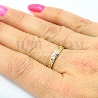 Pierścionek z cyrkonią Swarovski oprawiona w kwadrat i po bokach