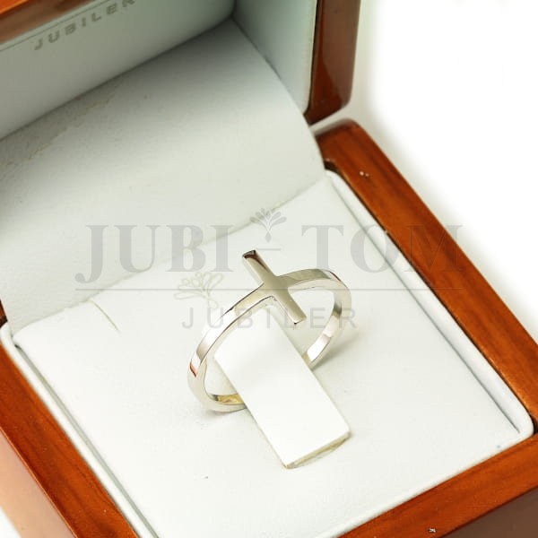 Złoty pierścionek z krzyżykiem