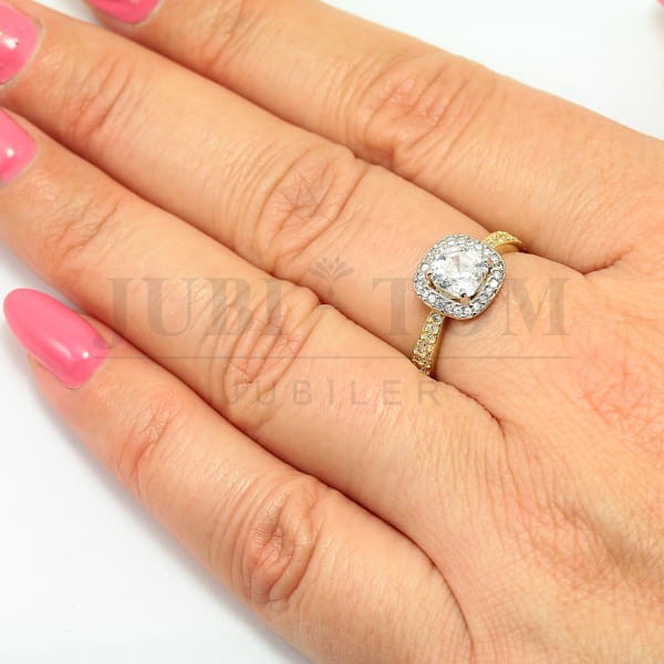 Kwadratowy złoty pierścionek z cyrkoniami Swarovski