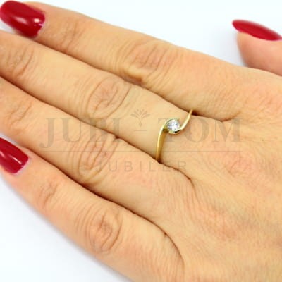 Pierścionek z prostokątną cyrkonią