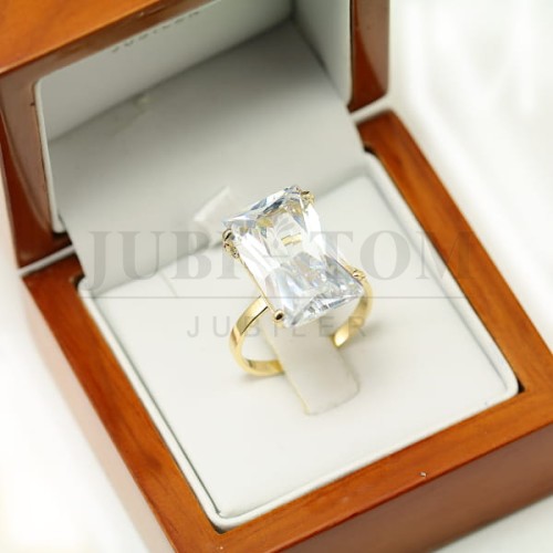 Pierścionek z prostokątną cyrkonią