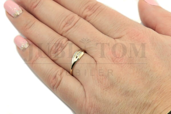 Złoty pierścionek z cyrkoniami