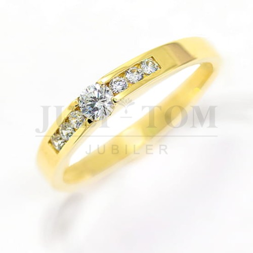 Złoty pierścionek z cyrkoniami