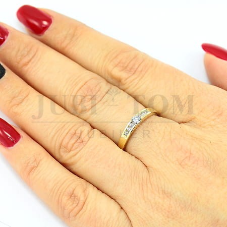 Złoty pierścionek z cyrkoniami