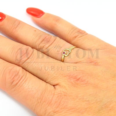 Pierścionek serduszka z czerwoną cyrkonią