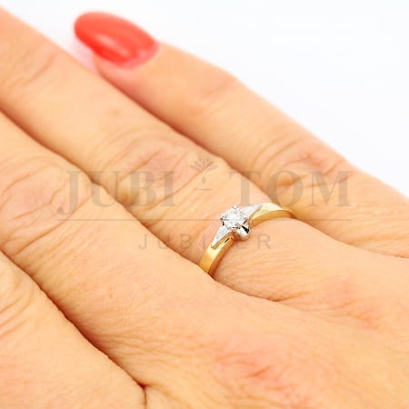 Pierścionek z brylantem 0,12 ct żółte złoto