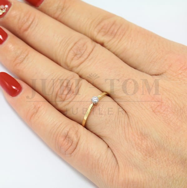 Księżniczkowy pierscionek z brylantem 0,075 ct