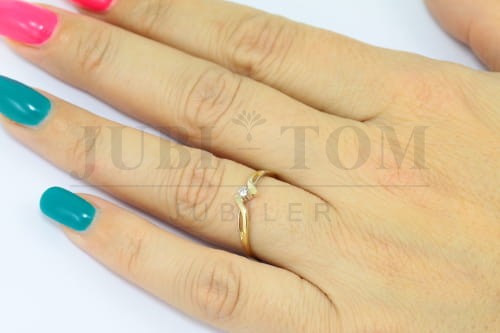 Księżniczkowy pierscionek z brylantem 0,03 ct