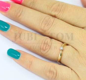 Pierscionek z brylantem 0,05 ct