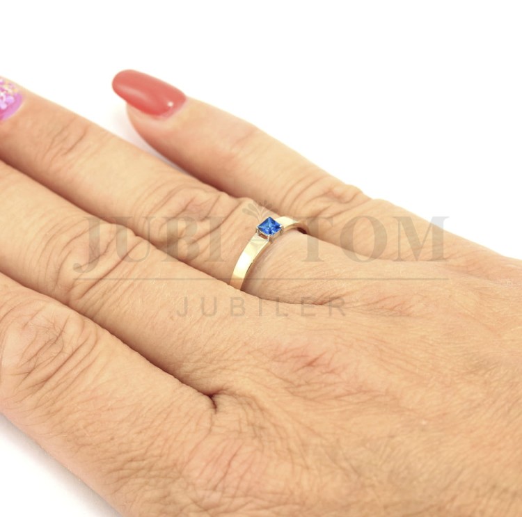 Pierścionek z szafirem