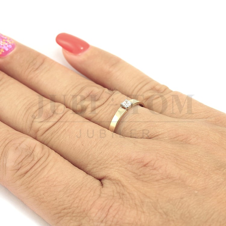 Pierścionek z  cyrkonią  Swarovski oprawiona w kwadrat p.585