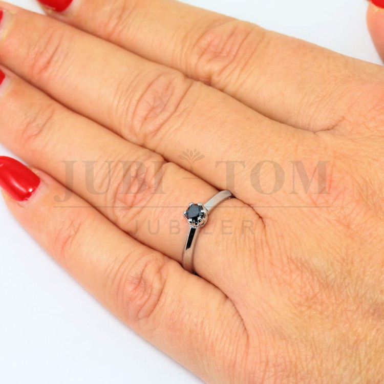 Pierścionek z białego złota z czarnym diamentem