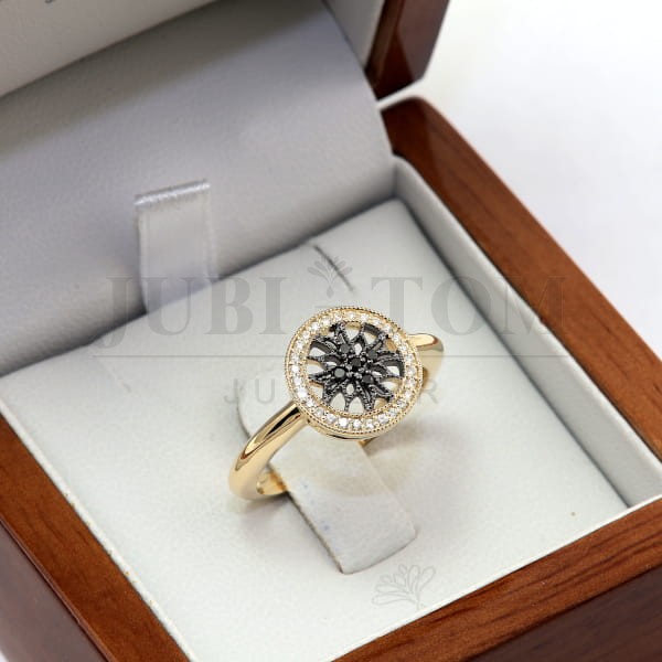 Okrągły pierścionek z białymi i czarnymi   cyrkoniami Swarovski