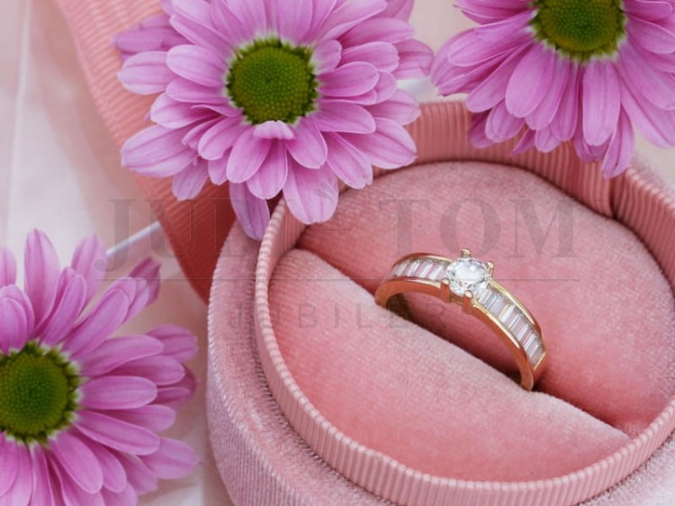 Pierścionek z cyrkoniami