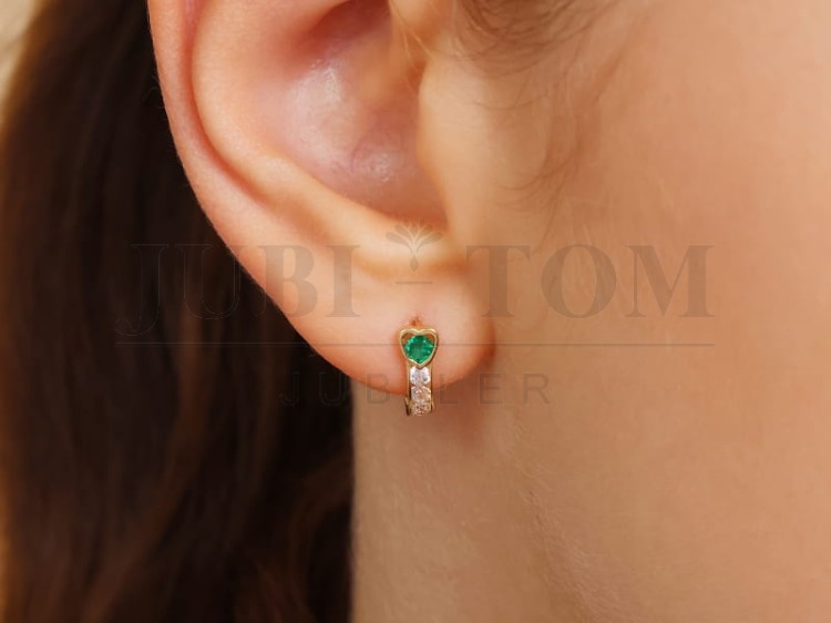 Kolczyki złote z białymi cyrkoniami i zieloną cyrkonią w serduszku