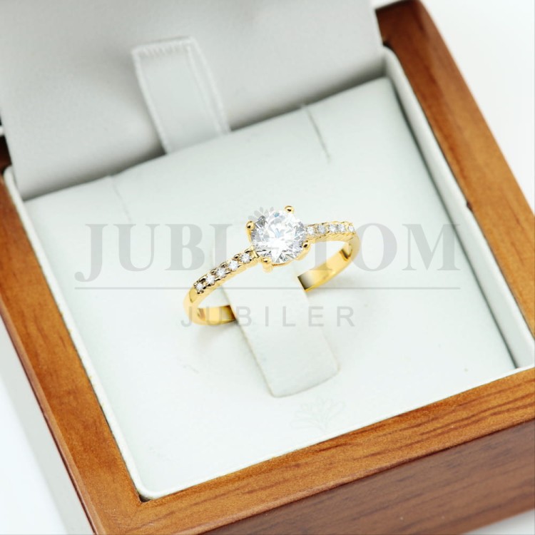 Pierścionek złoty z białą centralną cyrkonią i bocznymi białymi cyrkoniami