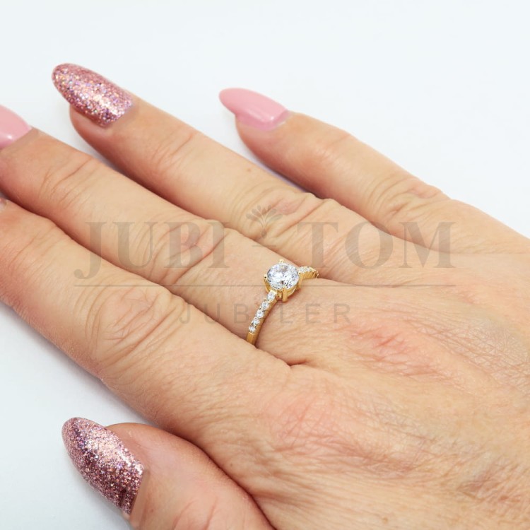 Pierścionek złoty z białą centralną cyrkonią i bocznymi białymi cyrkoniami