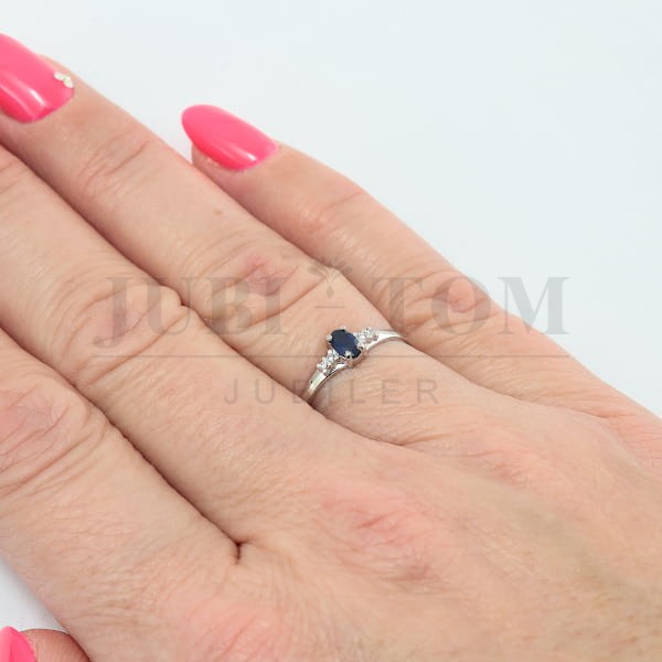 Pierścionek z brylantami i owalnym szafirem