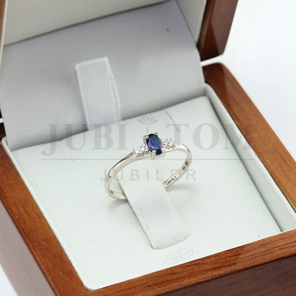 Pierścionek z brylantami i owalnym szafirem