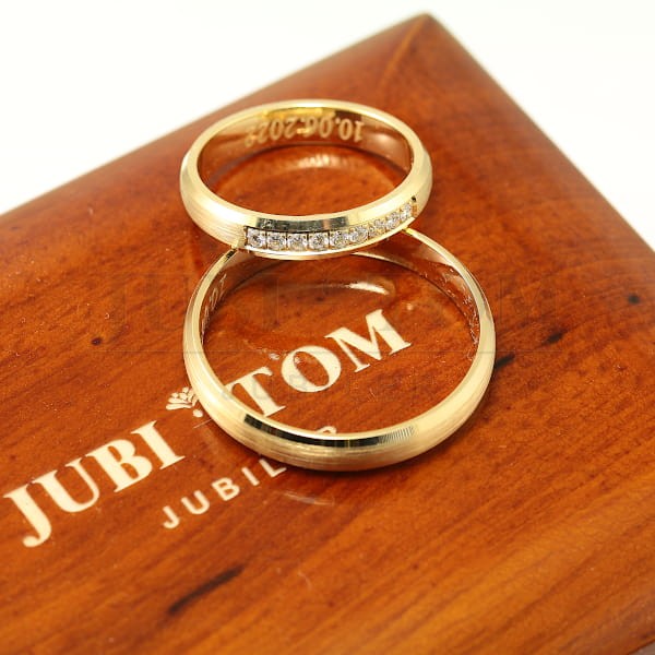 Obrączki półokrągłe z fazą i 9 brylantami